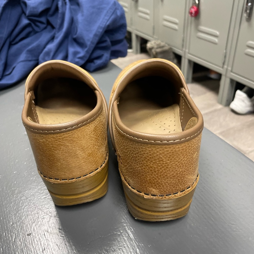 Dansko shoes ..very comfy and cool shoes  for medical feild ppl